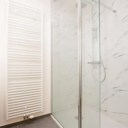 Brand New With 2 Bedrooms Lägenhet *